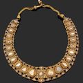 Rare collier en chute de maillons plats d'or jaune articulés entre eux sertis de diamants tables et de roses. Travail indien d'é