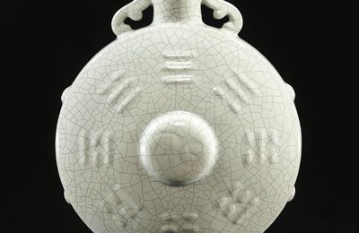 A fine and large 'ge'-type 'bagua' moonflask, Seal mark and period of Yongzheng (1723-1735)