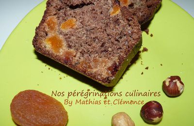 Pour fêter le beau temps : un cake gourmand abricot/noisettes !