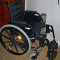 un fauteuil roulant avec pose pieds