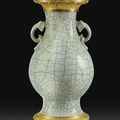 Vase en porcelaine de Chine céladon craquelé du XVIIIe siècle et montures de bronze doré d'époque Louis XVI, vers 1780