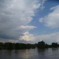 Loire étirée, nuages et ciel bleu