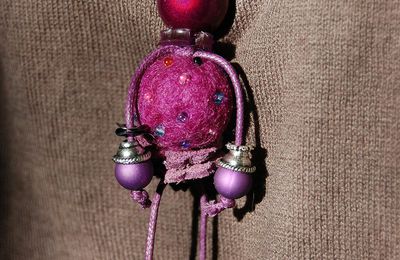 Pendentif en perles : poupée violette