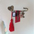 -Broche avec breloques diverses. -Brooch with