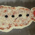 Une pizza en forme de bonhomme de neige