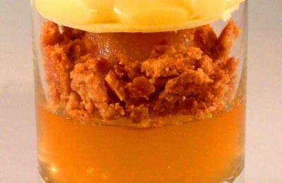 Verrine de poire pochée, gelée, crumble et crémeux amande