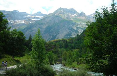 Une vallée sous les cieux