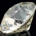 Pendentif articulé en platine, serti d'un diamant de taille ancienne, légèrement coussin, pesant 19,56 ct