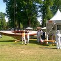 bateaux sur l'herbe et belles voitures