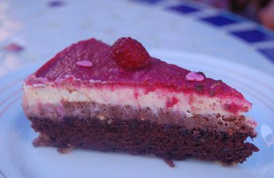 Gâteaux aux trois mousses de chocolat et aux fruits rouges sur génoise au chocolat