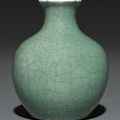 An apple green glazed vase, 18th century