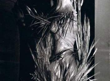 Brassaï (1899-1994), Nymphe pour une vitrine de Balenciaga, avenue George-V. Paille de blé et épis , automne 1957 