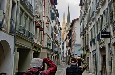 Triple vision à Bayonne.