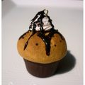 Cupcake chantilly et coulis de chocolat (fimo)