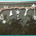 Décorer sa fenêtre pour Noël avec une branche: argent, blanc et nacré