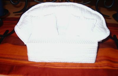 pour vos mouchoirs voici un joli canapé blanc à offrir ou à s'offrir,entièrement fait mains