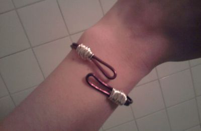 bracelet en fil d'alu bordeau et argenté