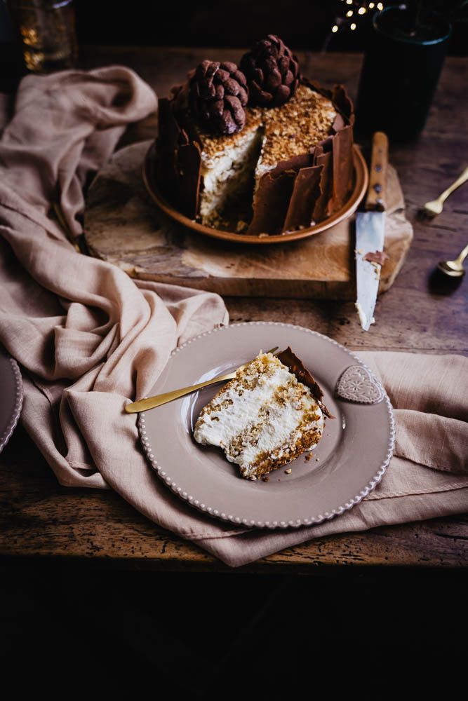 gateau de Noel, christmas cake, genoise noisettes, chantilly vanille, repas de noel, dessert de noel, léger, facile, feuille en chocolat, pommes de pin brownies au chocolat