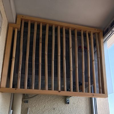 Panneau cache climatiseur DIY à petit prix, avec du bambou et des tasseaux