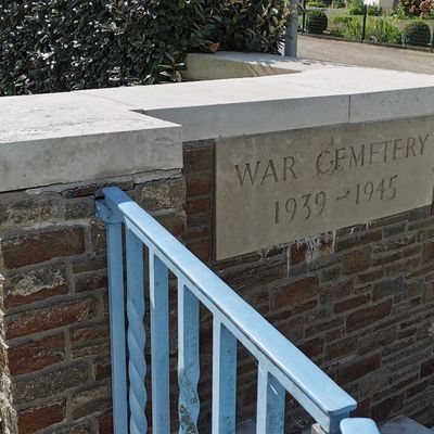 Nghĩa trang quân đội Anh ở La Baule Escoublac - Cimetière militaire britannique de La Baule Escoublac