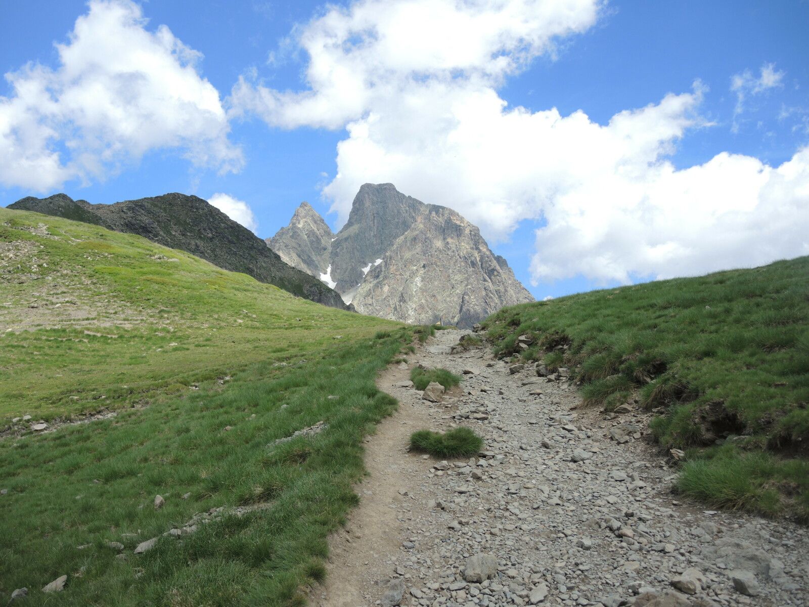 Col de Pombie, rando Pombie-Peyreget, chemin et pic du Midi d'Ossau (64)