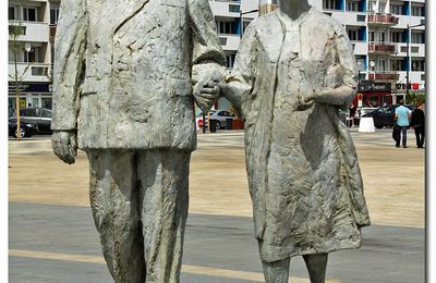 CALAIS : Les statues du « Général" et de « Tante Yvonne » inaugurées en 2013 ... Je trouve ces oeuvres magnifiques .... 