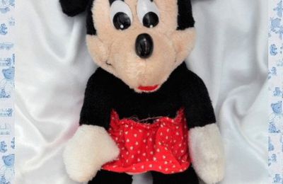 Peluche Doudou Minnie Assis Vintage Jupe Rouge Coeurs Blancs Noeud Walt Disney