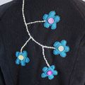 Des fleurs sur un manteau