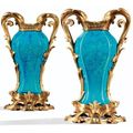 Paire de vases balustres en porcelaine de Chine turquoise d'époque Kangxi (1662-1722) à monture de bronze doré d'époque Louis XV