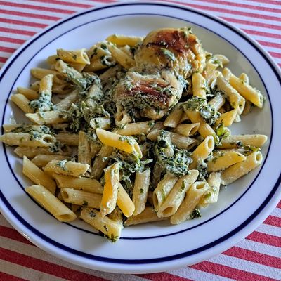 Cuisses de poulet et macaroni au pesto de feuilles de céleri branche