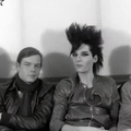 Bill montre sa nouvelle coiffure dans la vidéo promotionelle pour les MTV Day en Gréce