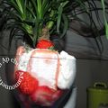 Fraises gariguette bretonnes aux biscuits rosés et crème fouettée siphonnée au thym frais. Bonne fête de la pentecôte