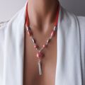 Collier ou sautoir, des bijoux modernes et colorés au reflets argent