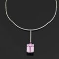 Repossi. Collier en fils d'or gris articulés soulignés de diamants, retenant sur une ligne de diamants une importante kunzite 