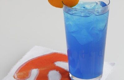 Un cocktail bleu comme une orange 