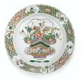 Grand plat et paire d'assiettes en porcelaine de la Famille Verte Dynastie Qing, époque Kangxi (1662-1722)