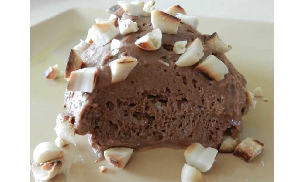 Mousse au chocolat aux éclats de cacahuètes grillées