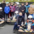 LES JEUNES DU STAGE SPORTIF AU VOLANT DES MINIS-BOLIDES.