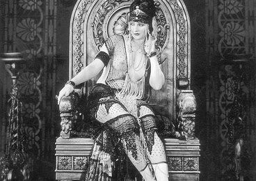 La garde-robe de Betty Blythe dans la Reine de Saba