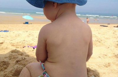 Mina et son bikini tahitien sur une plage landaise 