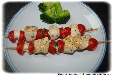 BROCHETTES DE POULET, TOMATES CERISE ET MOZZARELLA