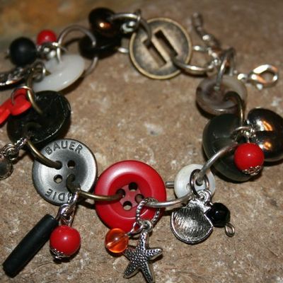 BRACELET GROS BOUTONS ET BRELOQUES