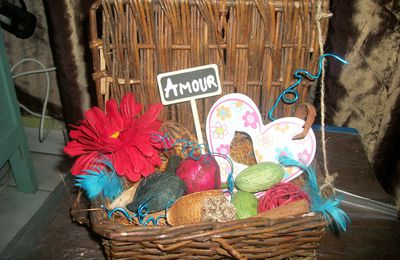 PANIER AVEC COUVERCLE EN OSIER BRUT DECORE : "AMOUR"