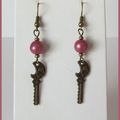 [BO101] Boucles d'oreilles perles violettes + breloques clé bronze (D)