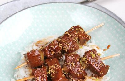 Brochettes de seitan laqué, sésame et citron