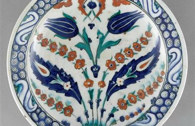 Plat à bouquet symétrique, Iznik, Vers 1600, période ottomane (13e siècle-1922)