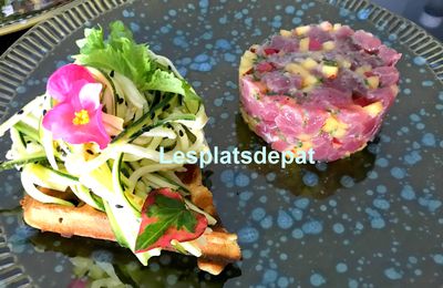 Tartare de thon, gaufre et salade de courgette  
