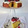 Gâteau aux framboises et myrtilles, ganache montée au chocolat blanc