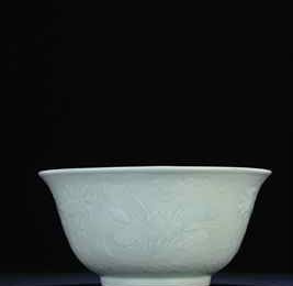 A rare large carved celadon bowl. Yongzheng six-character sealmark and of the period (1723-1735) 