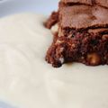 Brownies aux noix de cajou et crème anglaise express à la cardamome